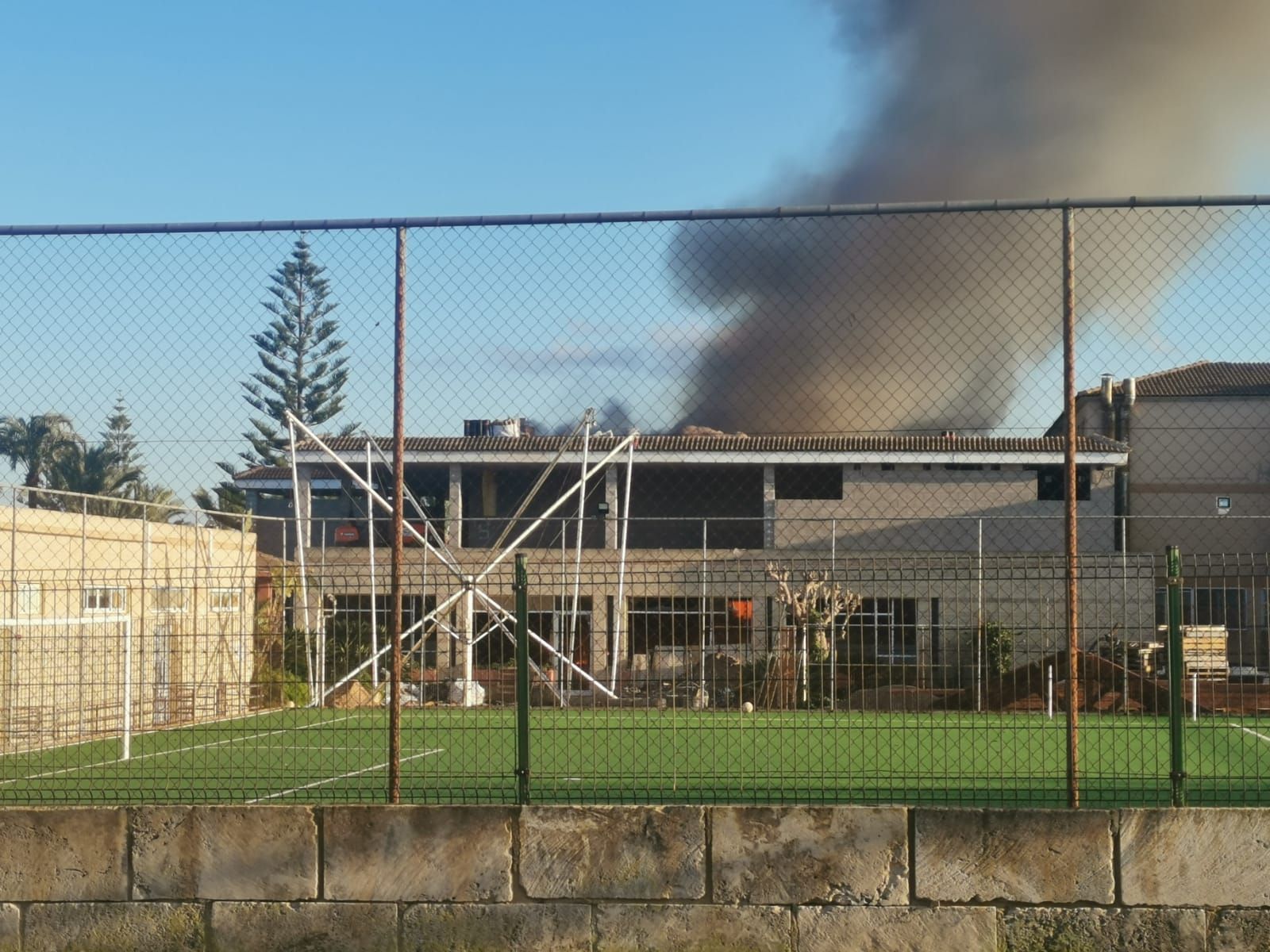 Un incendio causa importantes daños en el hotel Zafiro de Can Picafort