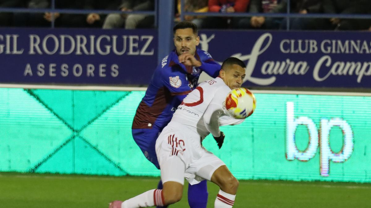 Rober Correa y Alexis Sánchez pugnan por un balón en Copa.