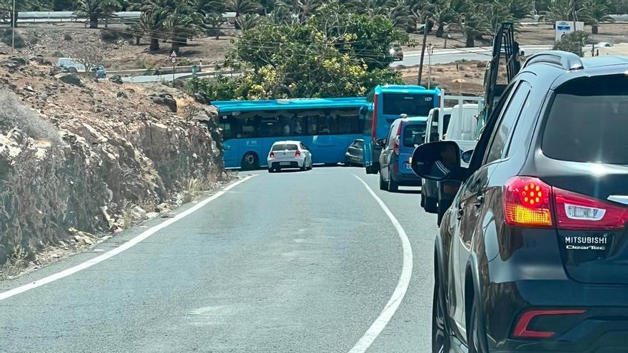 Una guagua queda atravesada entre Ojos de Garza y El Goro tras un grave accidente