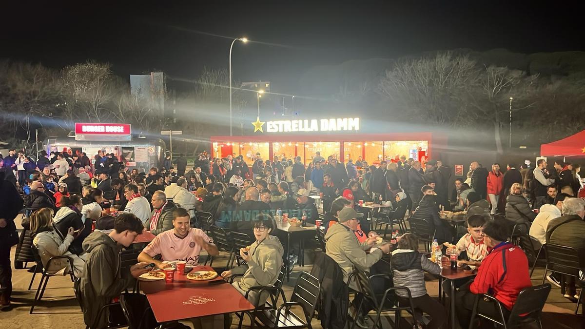 Els voltants de Montilivi, plens de gom a gom hora i mitja abans del Girona-Barça.