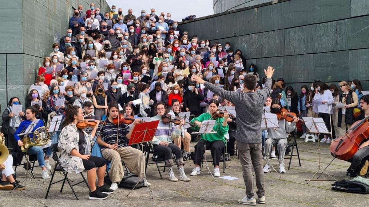 Ensayo de ayer en el exterior del Pazo da Cultura.