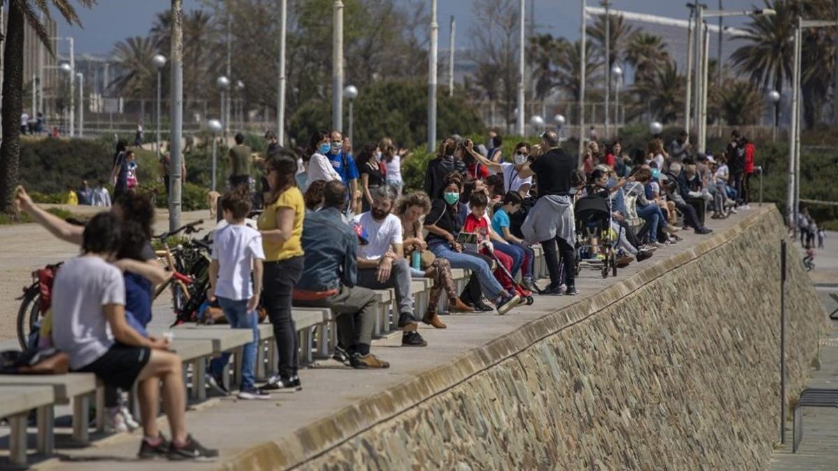 Familias con niños en Barcelona, muchas sin guardar la distancia de seguridad, este domingo