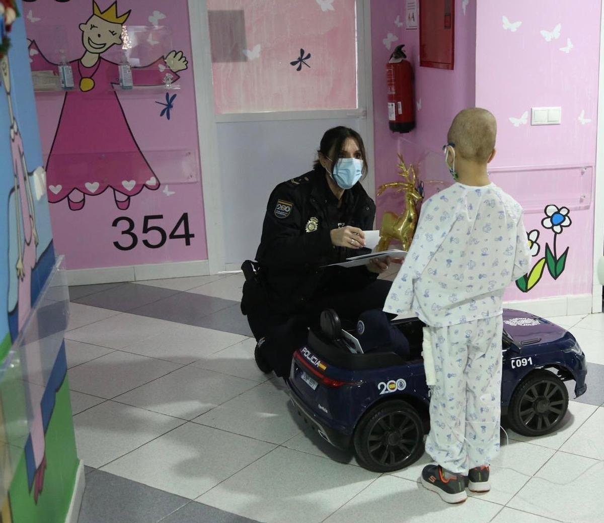 Visita de la Policia Nacional a los niños hospitalizados en Córdoba