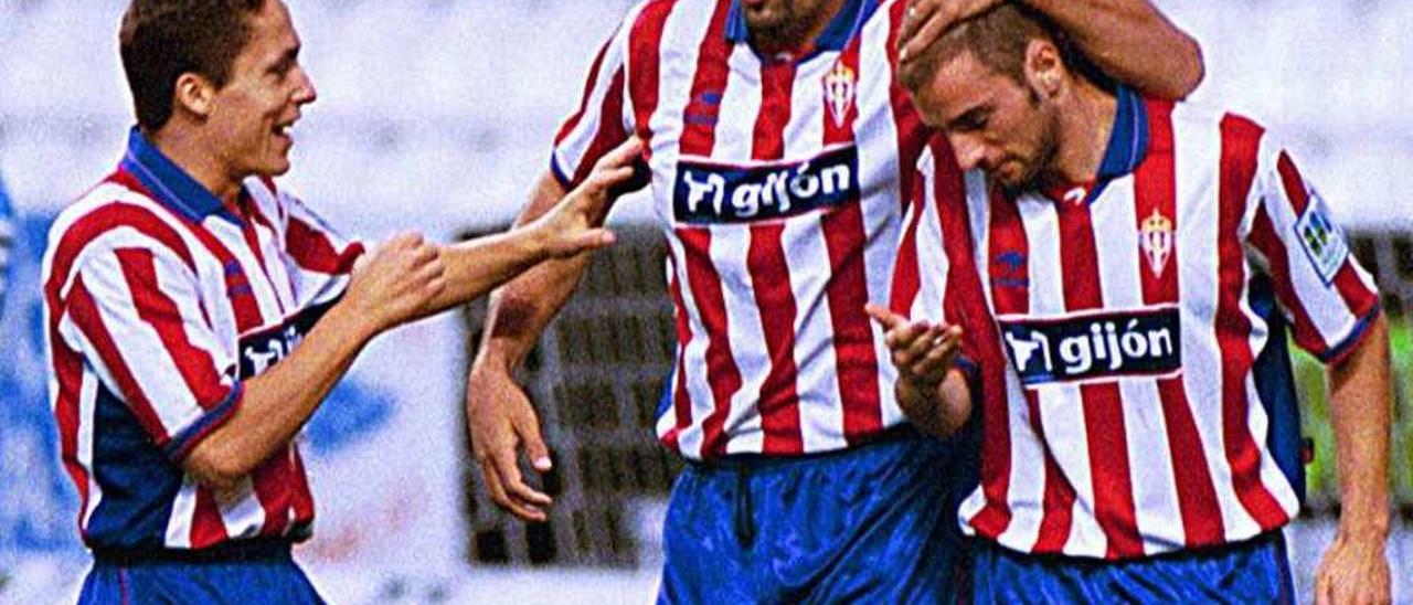 Míchel, en el centro, entre Dani Borreguero y Pablo Álvarez, durante su etapa en el Sporting.