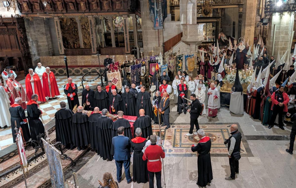 La llegada de la procesión del Crist de la Sang a la Catedral, en imágenes