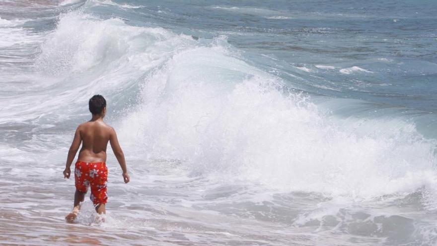 Imatge d&#039;arxiu d&#039;una platja gironí amb fort onatge