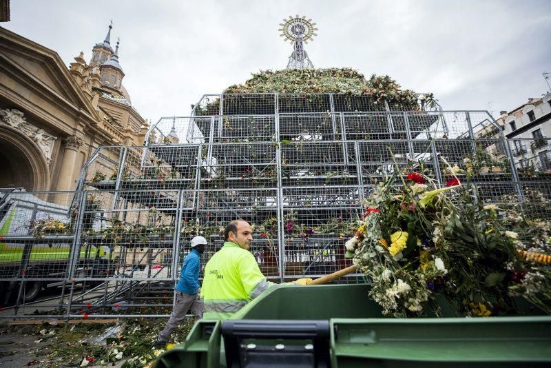 Desmontaje del manto de flores de la virgen del Pilar