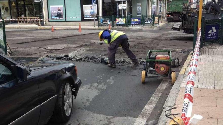 Realización de obras de asfaltado en el Cruce do Guardia, hace unos días. // Muñiz