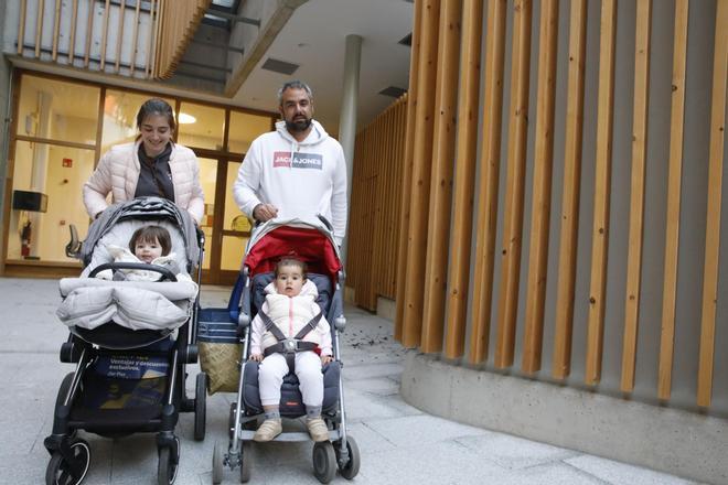 Begoña Lloret, con su hija Lola Fernández, y Miguel Gómez, con su pequeña Iris Martín, ayer, a su llegada al centro.