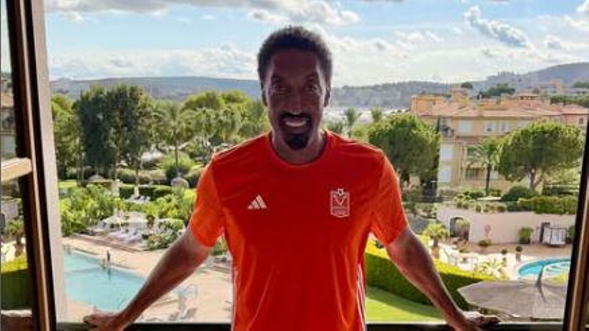 Einer-der-besten-Basketballer-aller-Zeiten-posiert-im-Trikot-eines-mallorquinischen-Dorfclubs