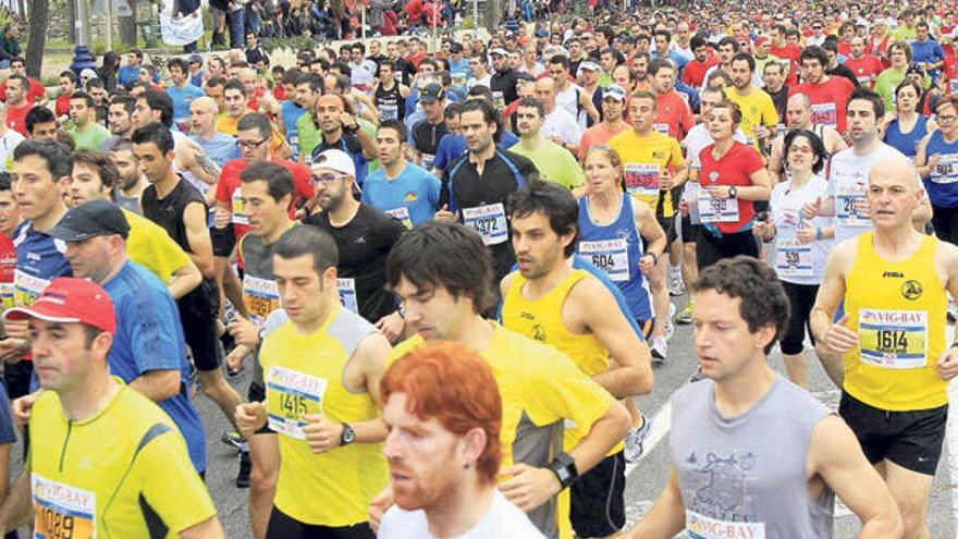 Un momento de la multitudinaria salida de la XIII edición de la Vig-Bay, ayer en Samil. // José Lores