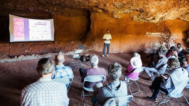 Aviroma presentó en la cueva del Tabaco la web hazal.es. |