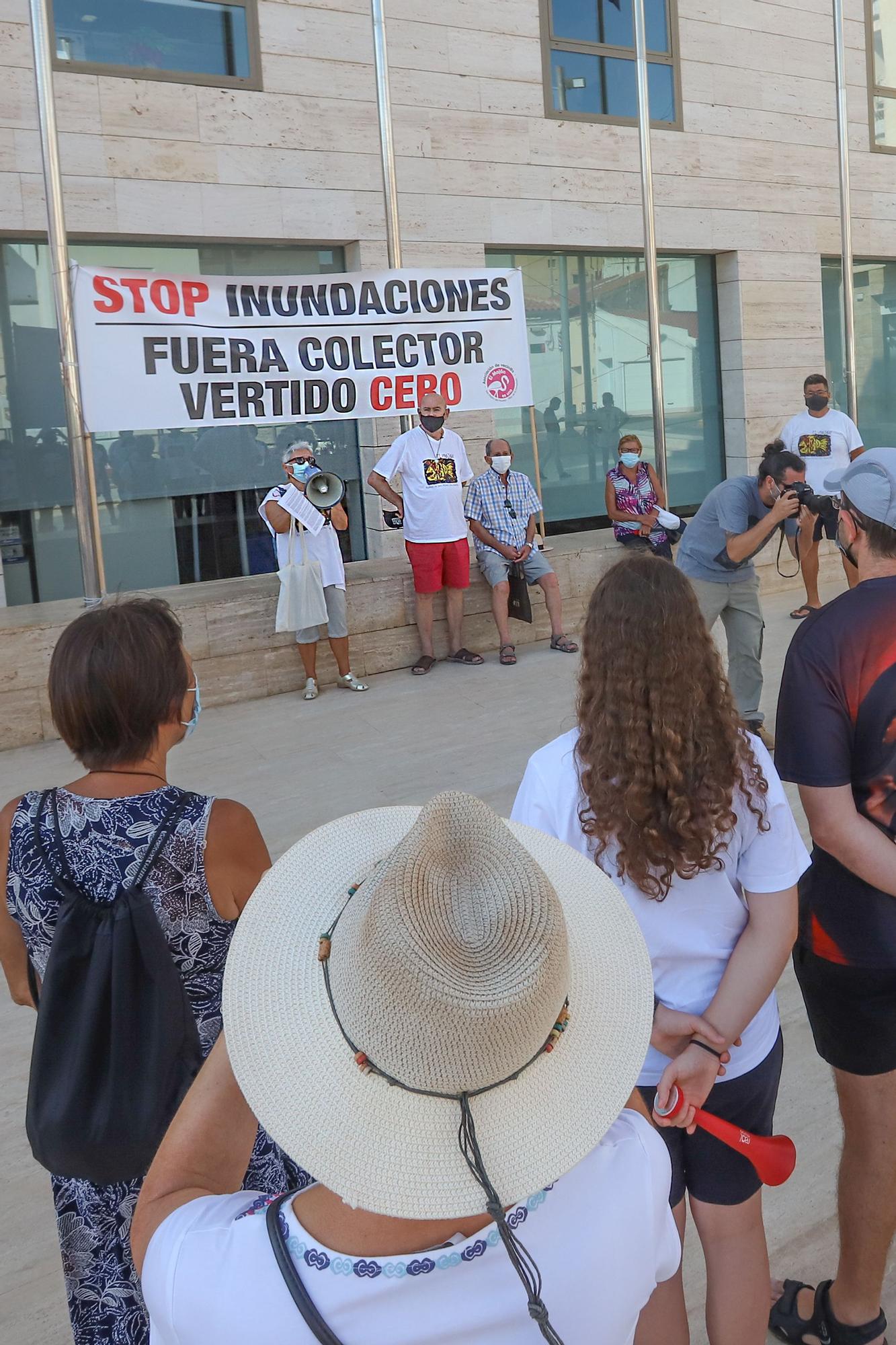 Vecinos de El Mojón de Pilar de la Horadada exigen soluciones a las inundaciones y los vertidos