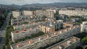 Reportaje sobre el auge de los pisos turísticos en el barrio de La Mina. Vecinos y turistas comparten su visión sobre un fenómeno de gentrificación que convive con la realidad de un barrio históricamente estigmatizado y con importantes situaciones de vulnerabilidad social, en contraste con la creciente oferta turística de los últimos años. A 1 de Julio de 2026, Sociedad. Barcelona, La mina. AUTOR: MANU MITRU