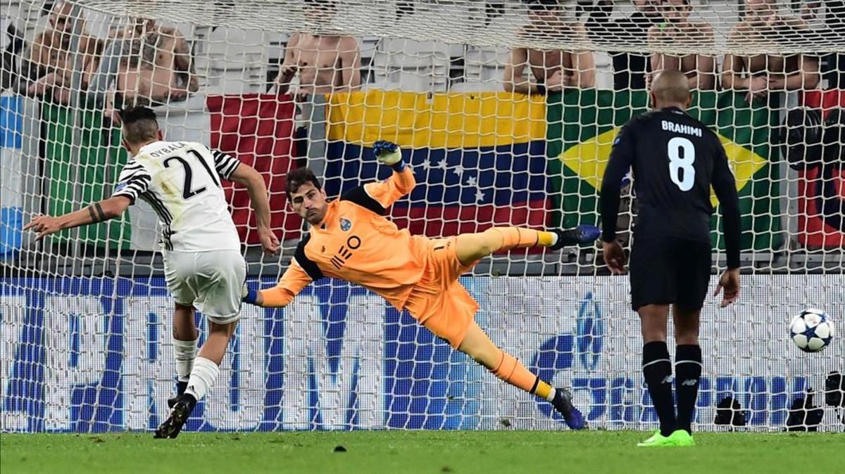 Dybala engañó a Casillas en el penalti