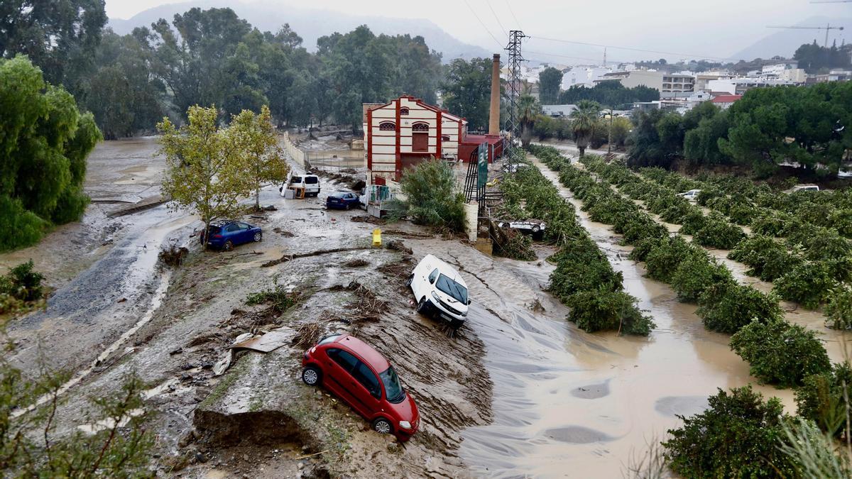 Coches destrozados tras el paso del la Dana en Álora.