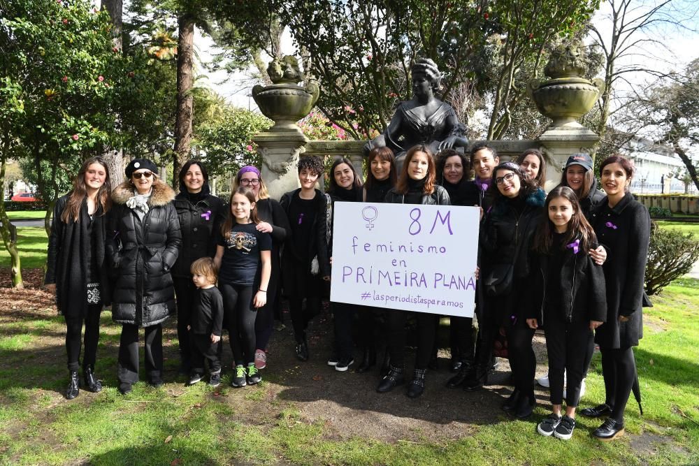 Las periodistas coruñesas se concentraron junto a la estatua de Emilia Pardo Bazán en los jardines de Méndez Núñez, donde leyeron un manifiesto para reivindicar la igualdad de oportunidades.