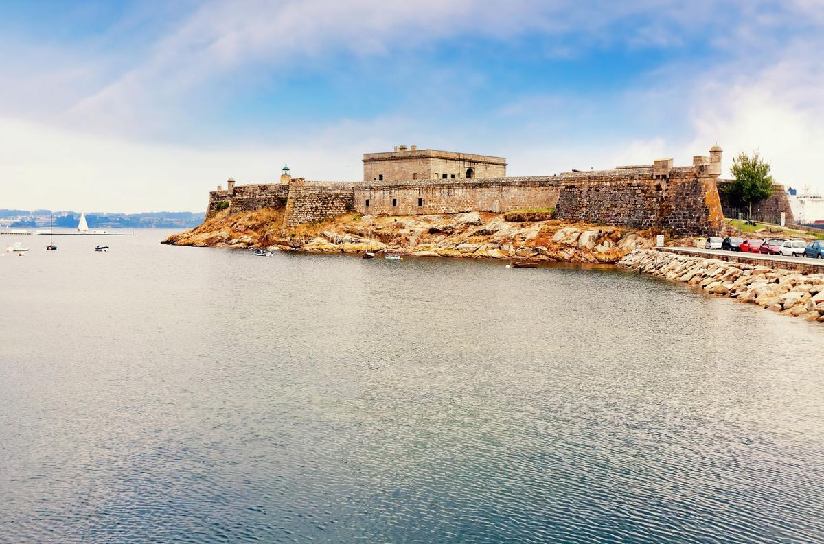 En castillo de San Antón en el paseo marítimo de La Coruña