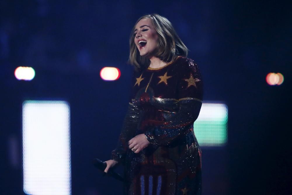 La cantante Adele recibió el ''Brit Award'' a mejor disco en una gala en la que también se rindió homenaje a David Bowie.