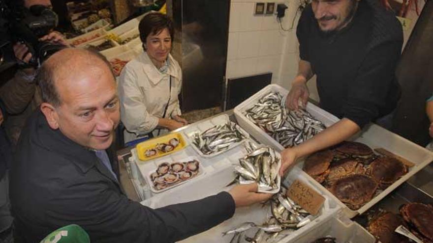 Xoaquín Fernández Leiceaga en el mercado se Santiago. // Xoán Álvarez