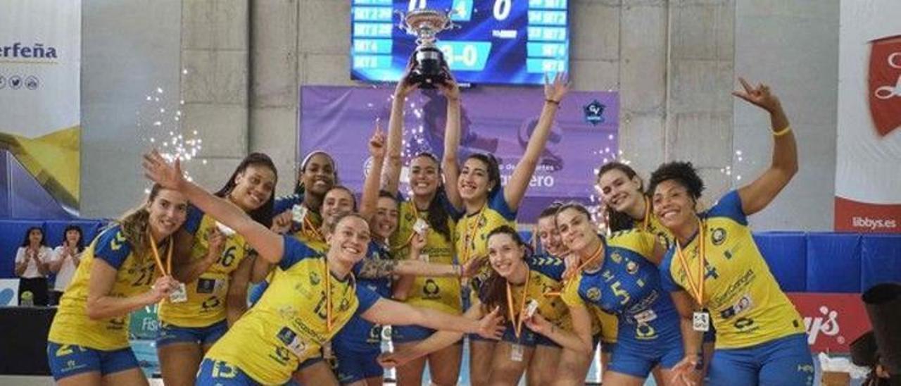 Las jugadoras del Olímpico posan con su trofeo y sus medallas de subcampeonas de la Liga Iberdrola