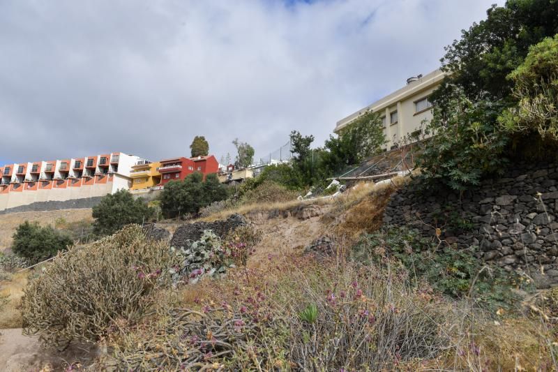 Muro caído del Colegio Publico del barrio teldense de La Higuera Canaria