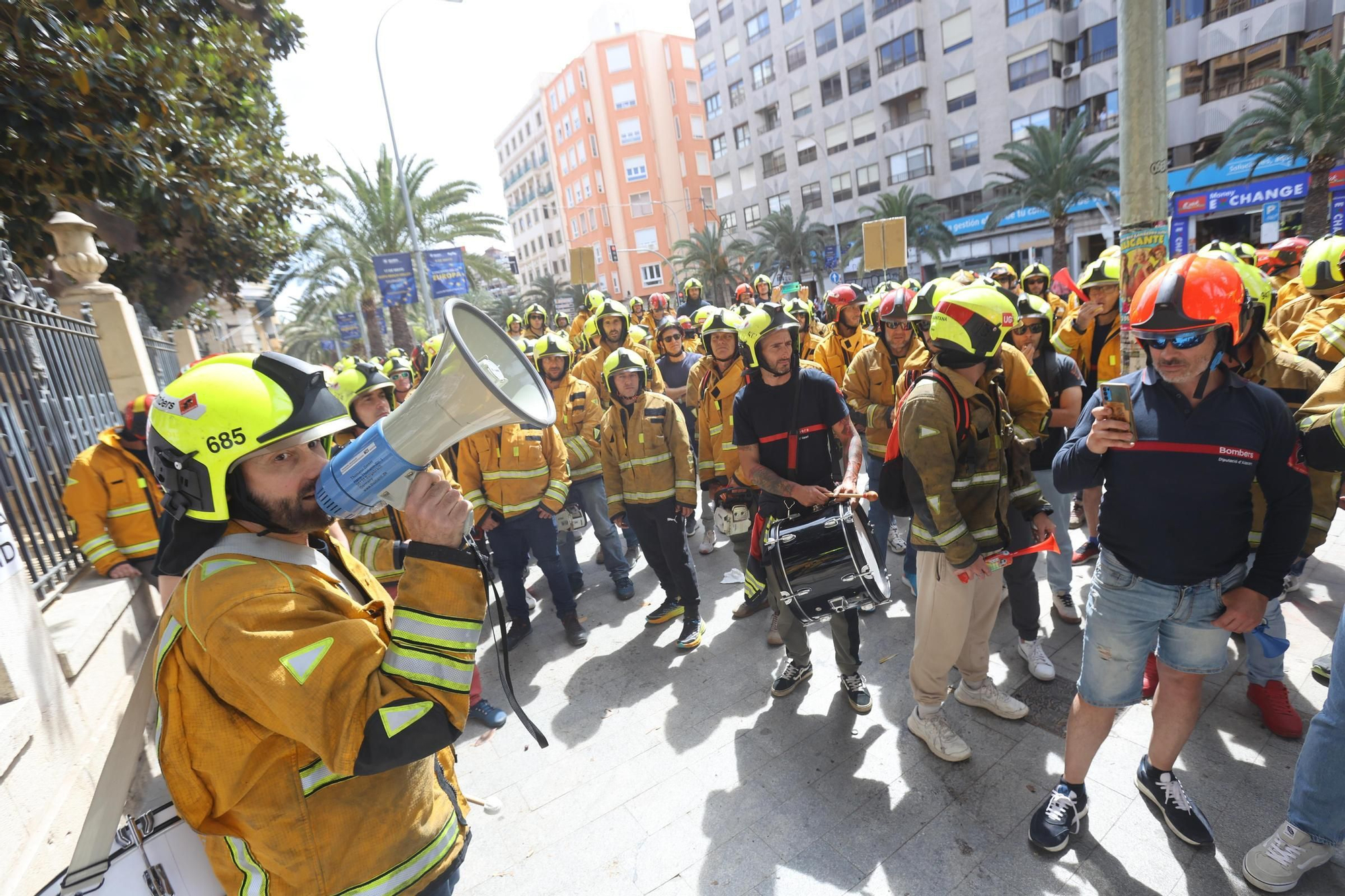 Protesta de los bomeros frente a la Diputación de Alicante