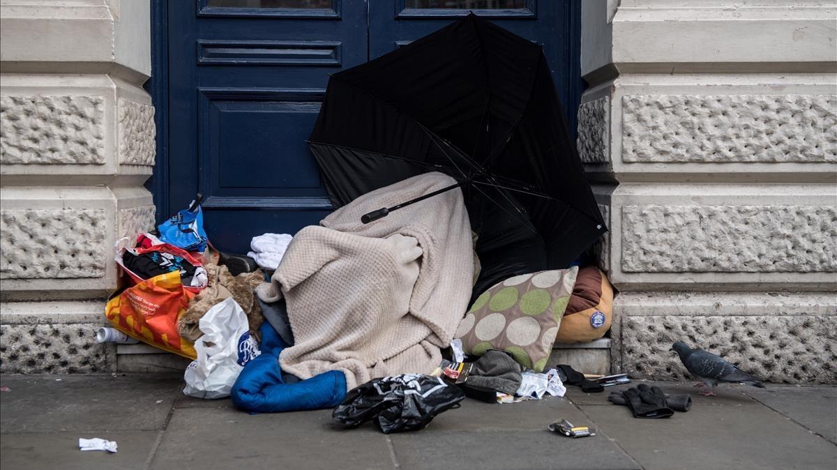 Un ’sin techo’ duerme en un portal en la ciudad de Londres.