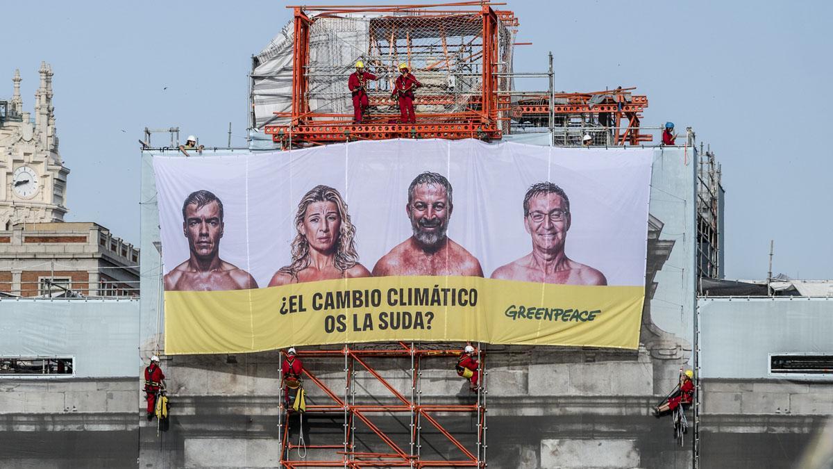 Greenpeace despliega una lona de 14 metros en la Puerta de Alcalá