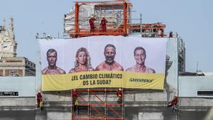 Greenpeace despliega una lona de 14 metros en la Puerta de Alcalá