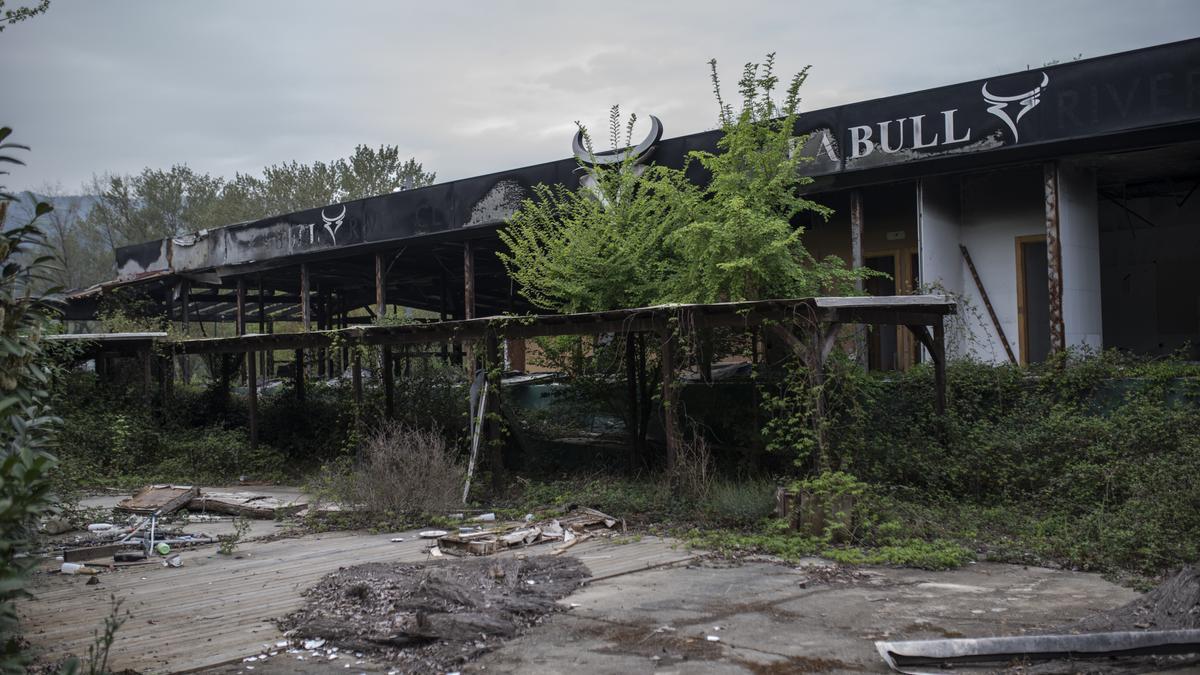 El antiguo restaurante de Outariz, incendiado hace dos años, desluce el paisaje del termalismo. // BRAIS LORENZO