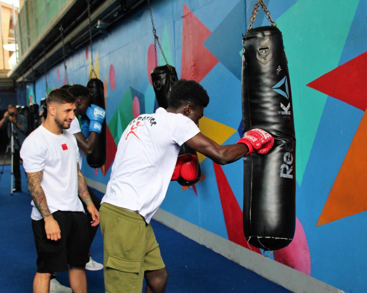 La juez Reyes Martel, ha presentado este jueves un taller de boxeo junto al púgil olímpico Samuel Carmon