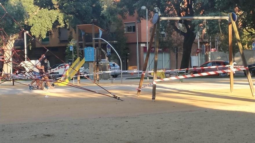 El parc infantil de la plaça Tarradellas tancat per seguretat.