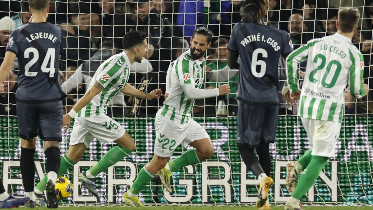 Isco celebra su gol durante el partido de la jornada 18 de LaLiga EA Sports disputado este domingo entre el Real Betis y el Rayo Vallecano en el estadio Benito Villamarín.