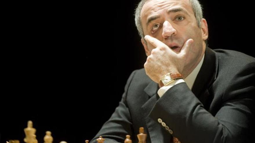 Kasparov hace un gesto durante la primera partida de ayer, que perdió.