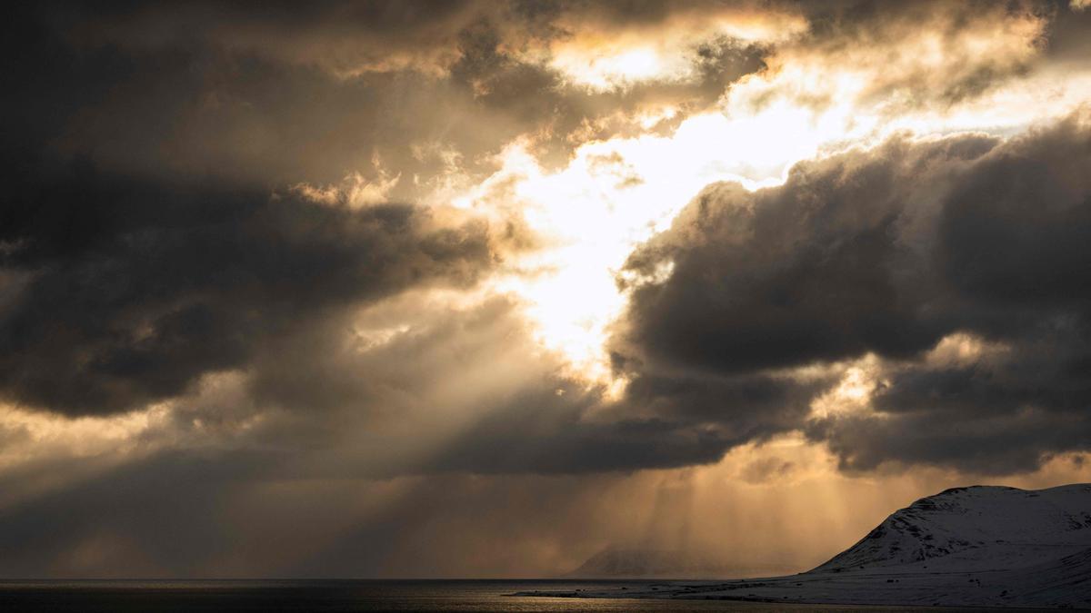 El sol brilla tras las nubes, siete minutos después de la medianoche, en Longyearbyen, archipiélago de Svalbard.