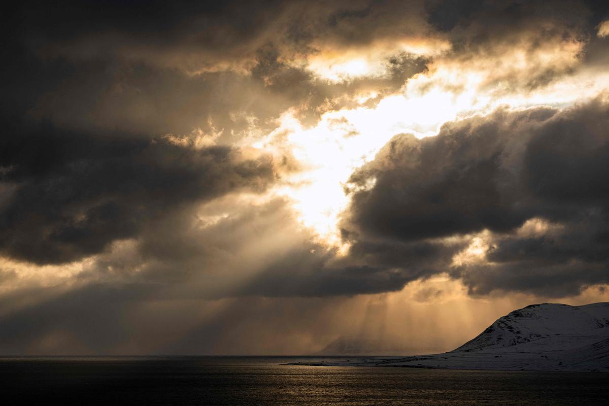 El sol brilla tras las nubes, siete minutos después de la medianoche, en Longyearbyen, archipiélago de Svalbard.