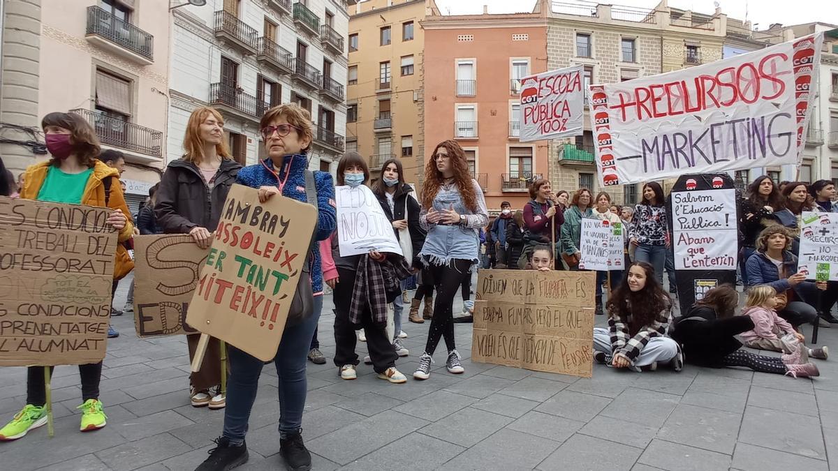 Una protesta de mestres i professors a Manresa