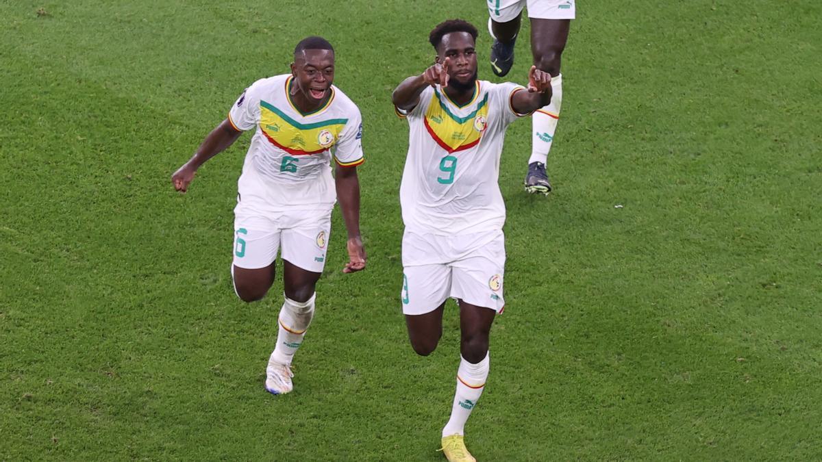 Boulaye Dia (d) celebra el primer gol de Senegal ante Qatar de la segunda jornada del Mundial en el grupo A.