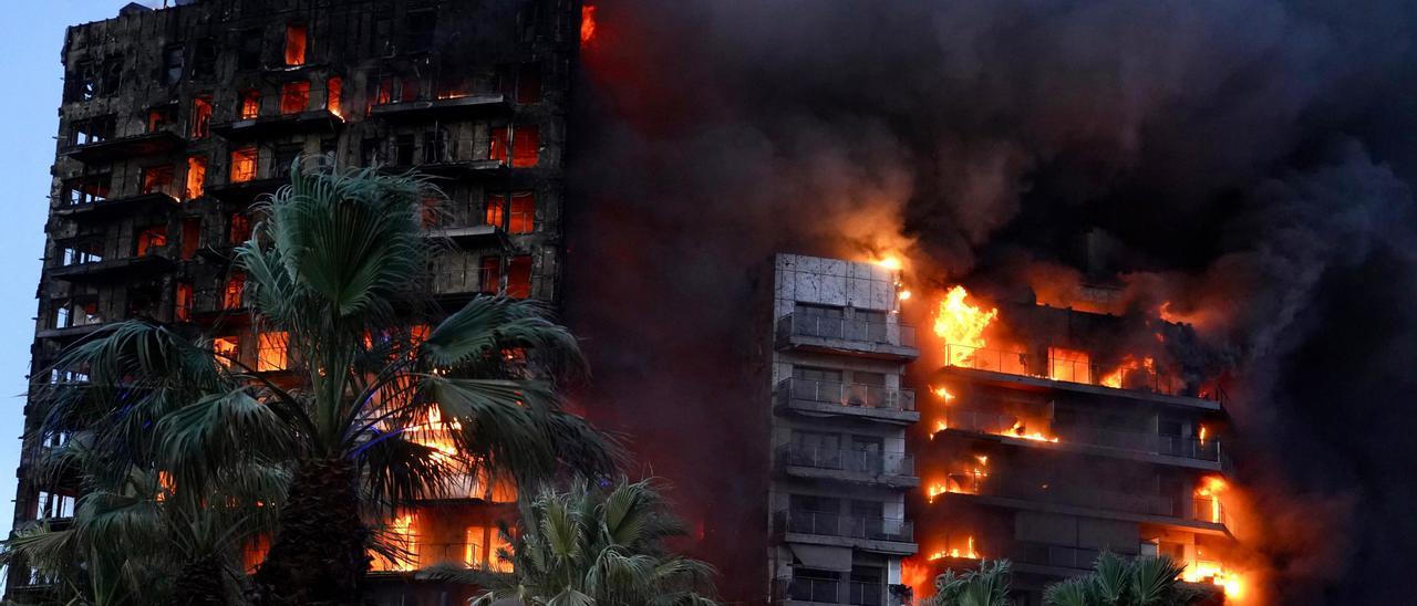 La fachada del edificio calcinado en Valencia estaba revestida de un material inflamable