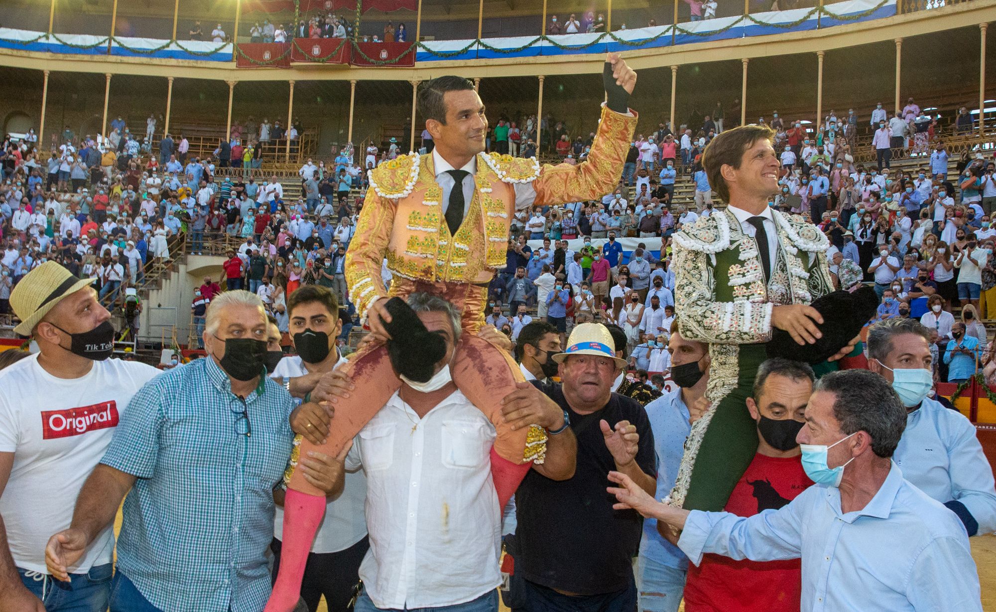 El Juli y Manzanares salen a hombros en la primera tarde de homenaje al maestro de Alicante