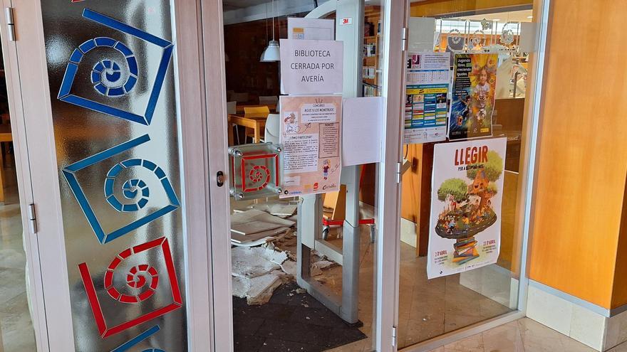 Cierran la sala infantil de la biblioteca de Benidorm tras caer el techo por una fuga de agua