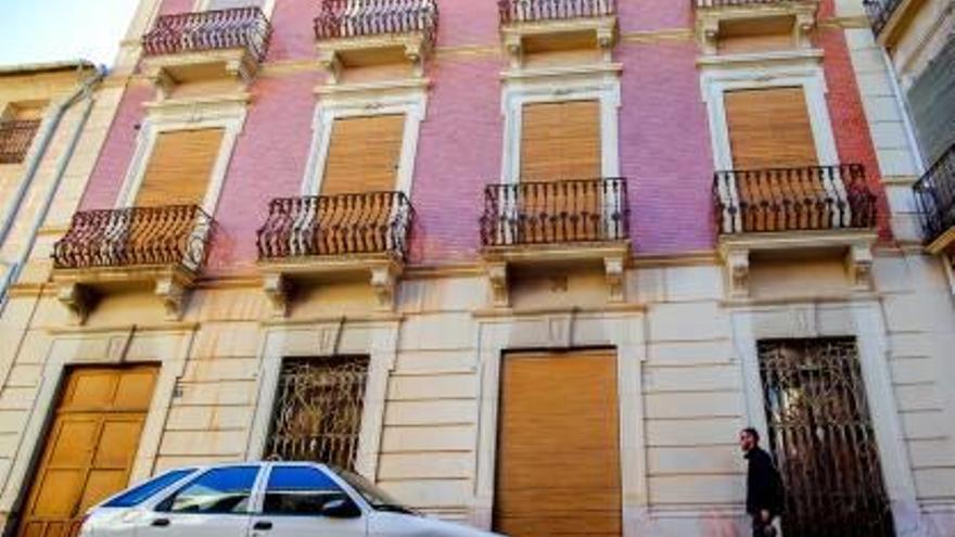 La Casa Mira de Novelda en una imagen del exterior y otra del interior.