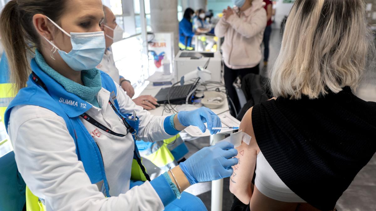 Una mujer recibe la vacuna en Madrid.