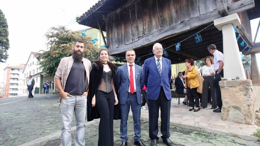 Álex Galán, Marta Sarabia, Iván Fernández (alcalde) y José Luis del Valle-Cuervo, antes del acto en El Llar.