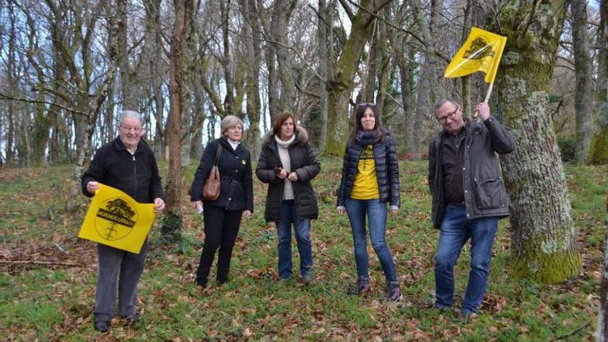 La edil (centro) junto a la bióloga (a su derecha) y miembros de la plataforma, ayer en el bosque.