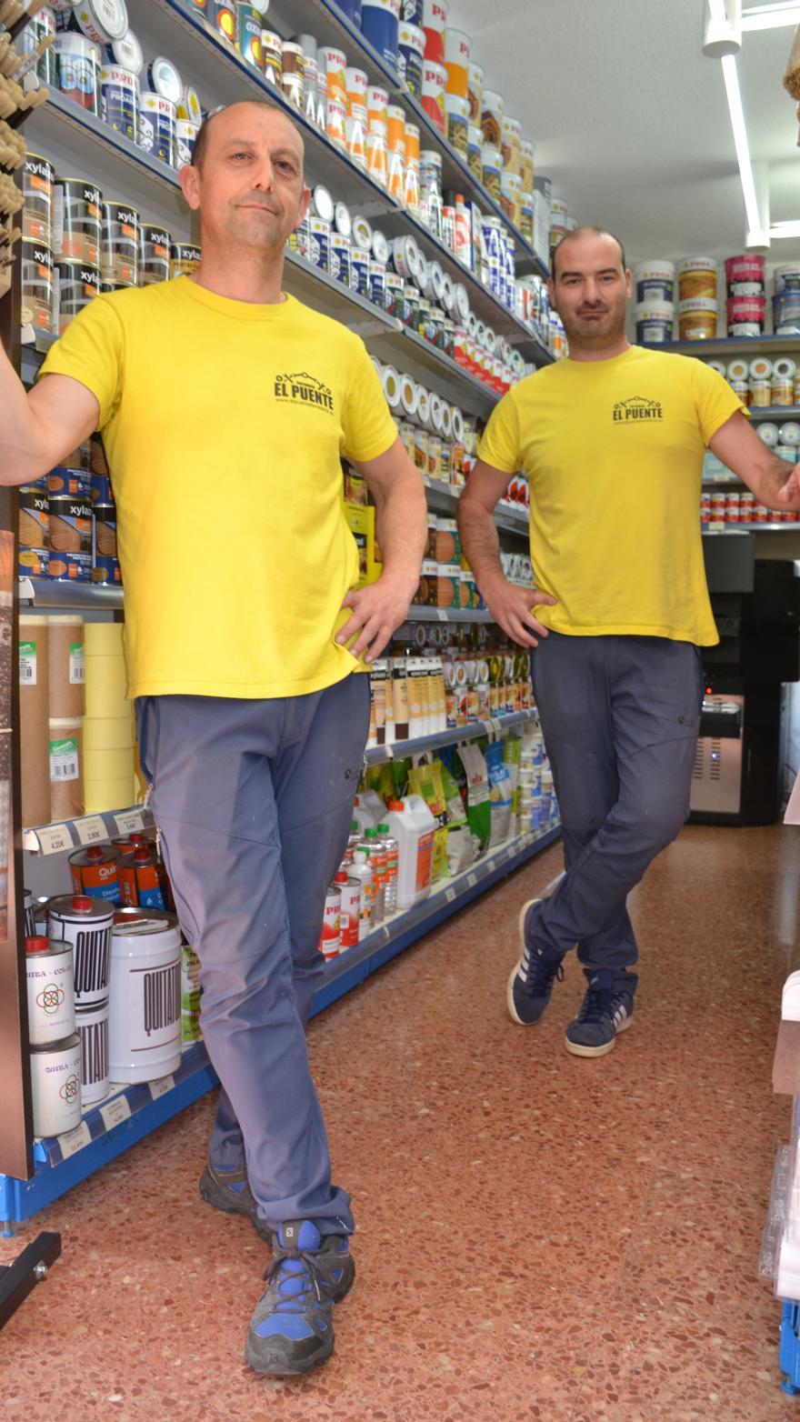 José Manuel González y Javier Rodríguez, en una de las zonas de su ferretería, en Soto de Luiña.