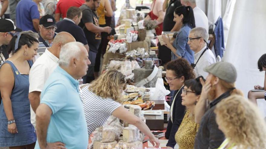 La Feria de los Quesos Artesanos reúne a 42 productores en Morcín