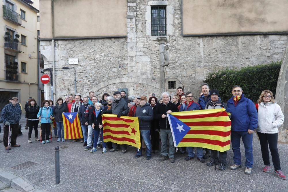 Pujada al castell de Sant Miquel per protestar contra les maniobres convocades per l exercit.