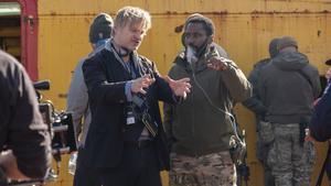 Nolan (izquierda) dando instrucciones a John David Washington.